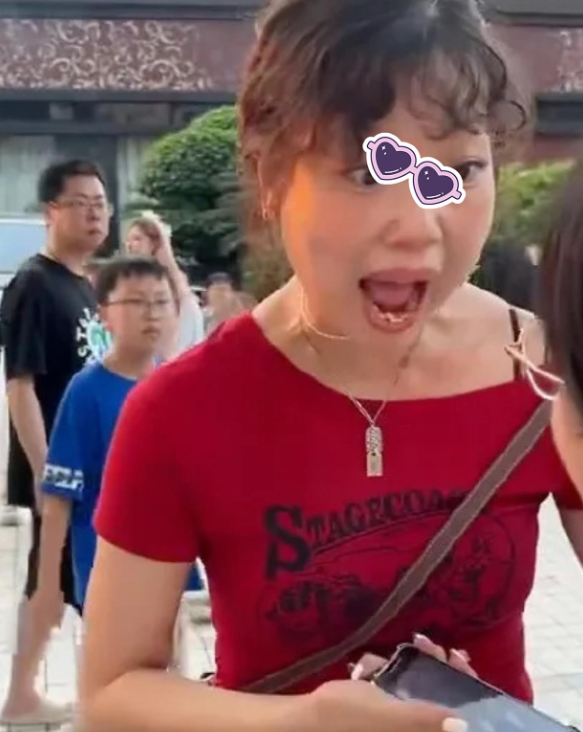 必须给个交代！重庆洪崖洞，游客侄女被红衣女子强拉拍照，明确拒绝后竟遭辱骂“祖宗