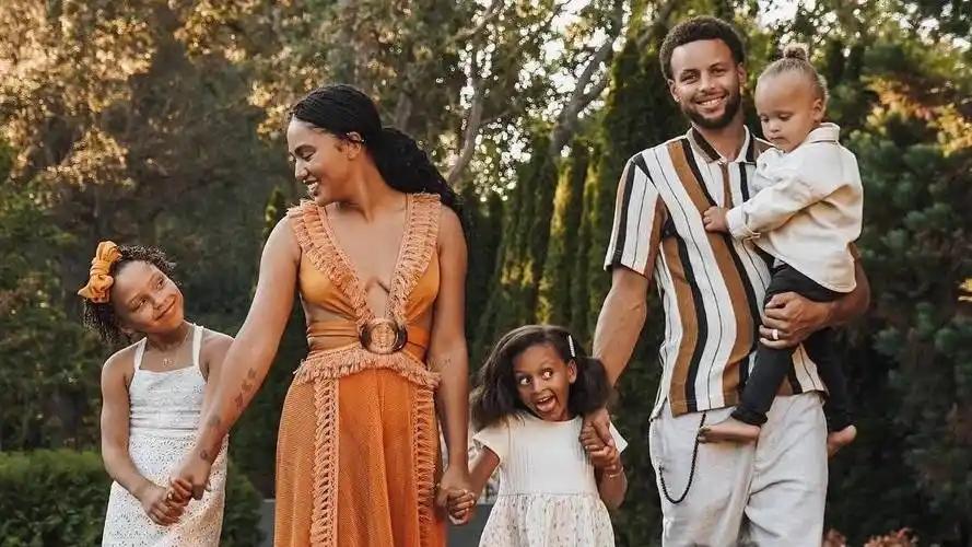 人生赢家！NBA巨星狂赚4.1亿美元，娶中国血统妻子，6年生3娃，这样的人生谁不