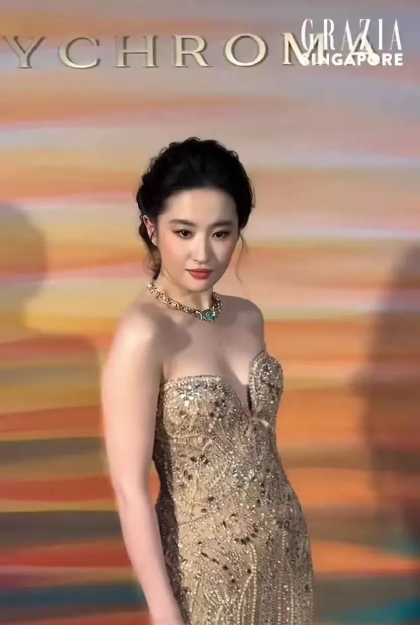 这次刘亦菲的造型比前段时间的好，因为她瘦了，胳膊比之前细了些，肩背也没以前厚重。