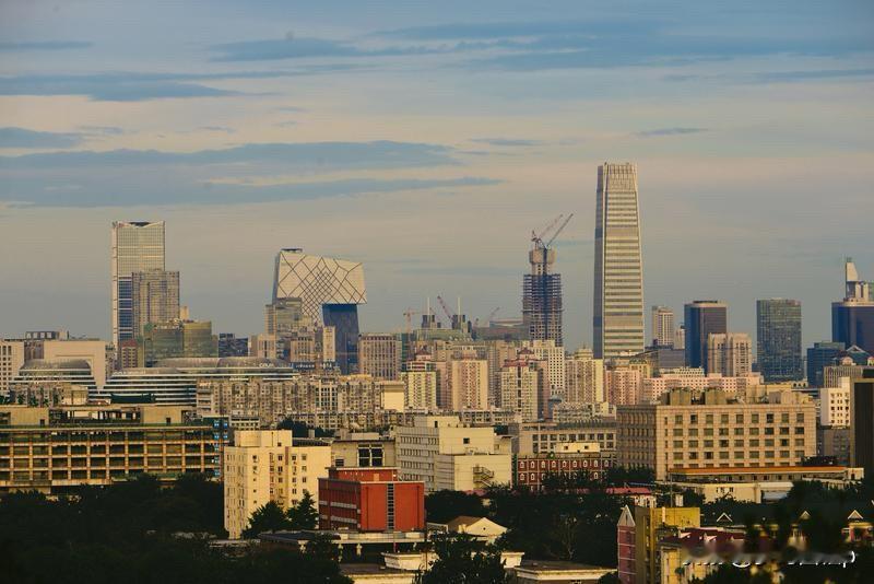 北京房价走势挺复杂的。就目前均价48515元/平来看，不同区域差别巨大。像西城区