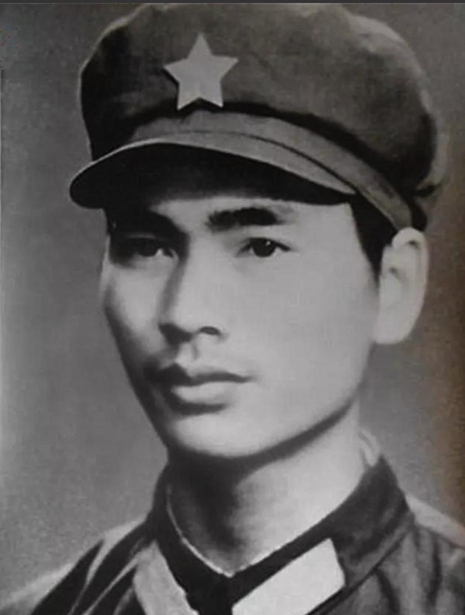 1976年，一名20岁战士刚入伍，就想当驾驶兵，却当了三年炊事兵，在战场上，一摸