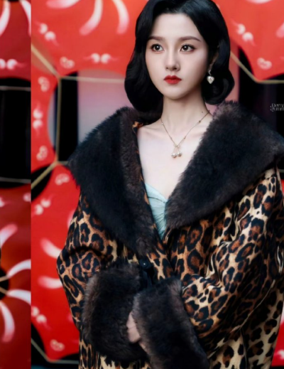 宋祖儿新造型太绝，豹纹大衣配毛领，短发红唇复古感拉满，美得好有辨识度，这颜值谁看