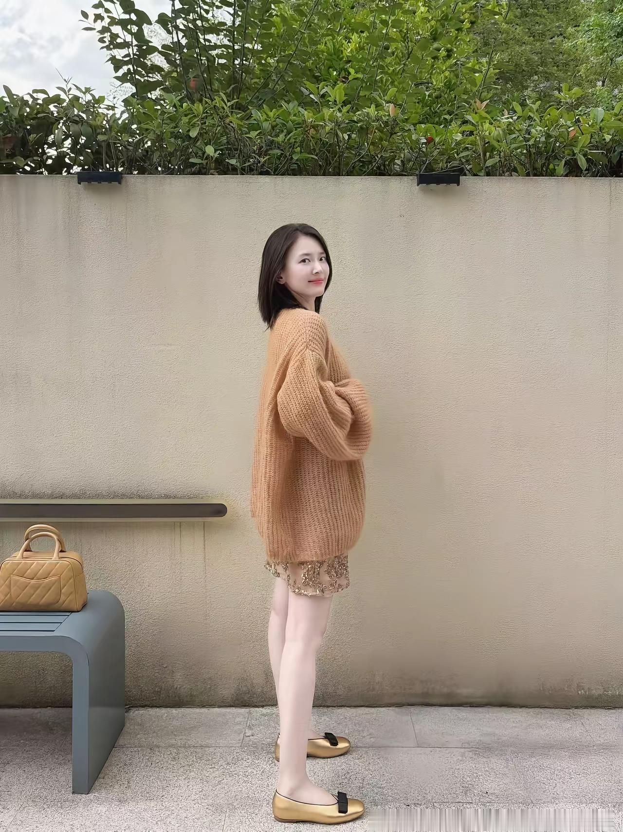 亿万星光遇见你。法式穿搭穿搭复古镂空针织开衫碎花裙