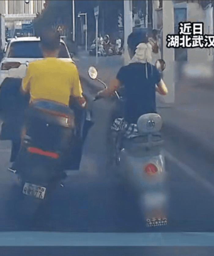 “恶人有恶报！”湖北武汉，一女子骑车上班，竟因速度慢遭后方男子恶意超车并猛力别倒