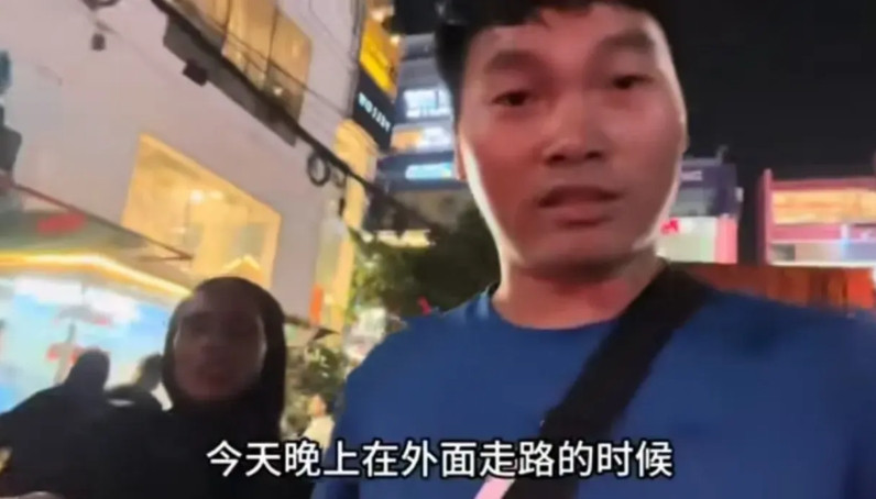 中国游客博主在孟加拉国街上遇到一位抱小孩的黑人妇女尾随，小伙子知道她是乞讨者给了