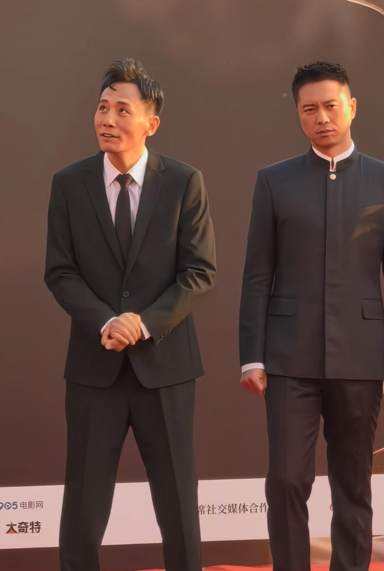 刘烨走红毯冻得畏畏缩缩的，果然年龄大了，干什么都显得很心酸。看看别的男明星走