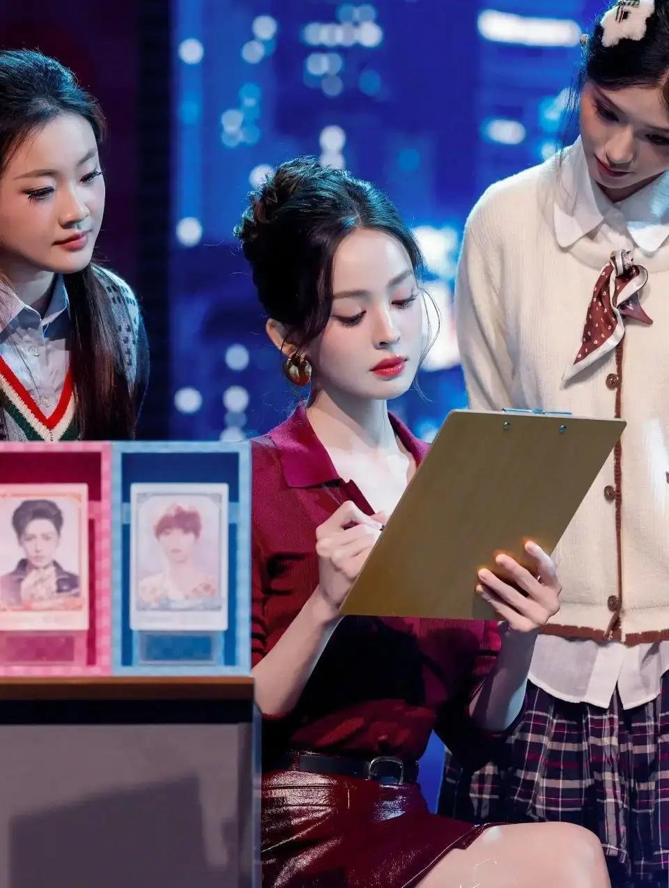 酒红战袍封神，娜扎白到发光！这套DIOR早秋成衣一上身，弹幕直接刷爆。颜色