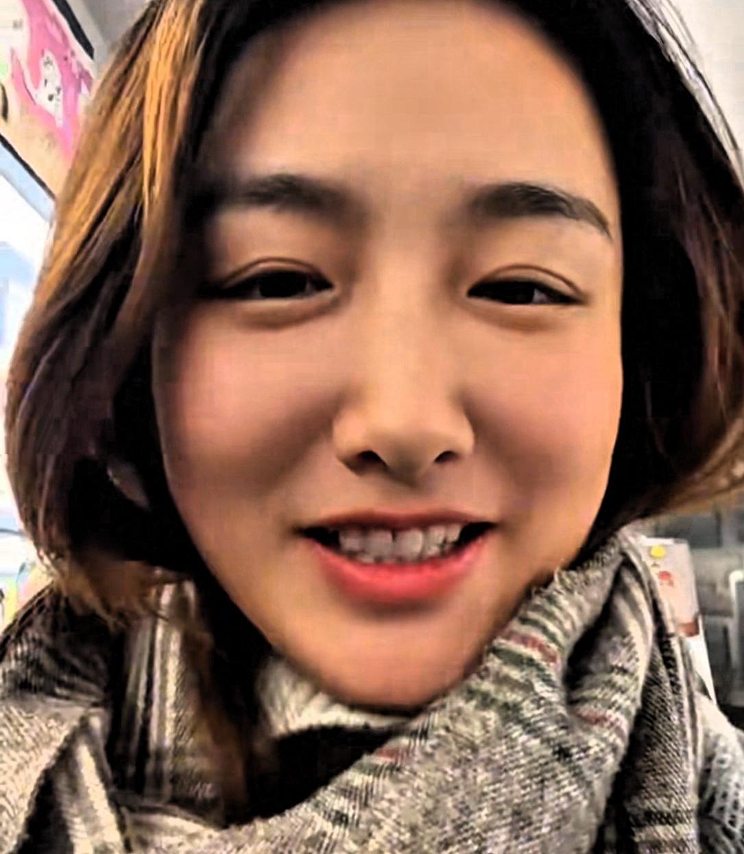 照片中的女画家是一位31岁的美术老师雪老师天生丽质，艺术细胞深厚，她说“苦练绘画