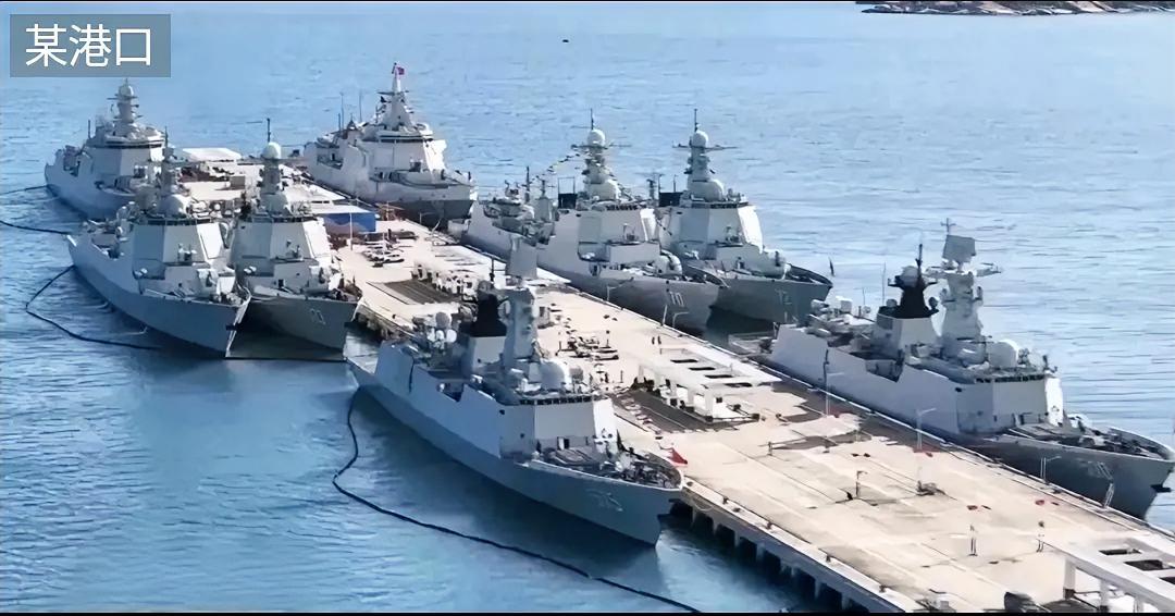 这张图片绝对是最经典的瞬间之一。这是南部战区南海舰队某港口，停靠着2艘054A、