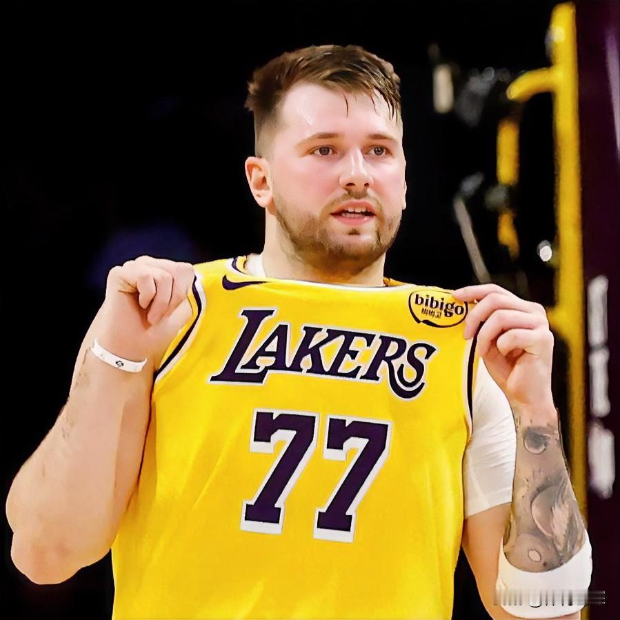 东契奇又向湖人提出一个要求！据美媒NBACentral报道，东契奇想要和P