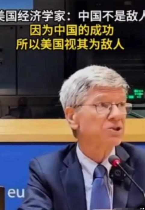 为啥美国现在死咬中国不放？有个美国经济学家说穿了：中国根本不是敌人，而是靠着真本