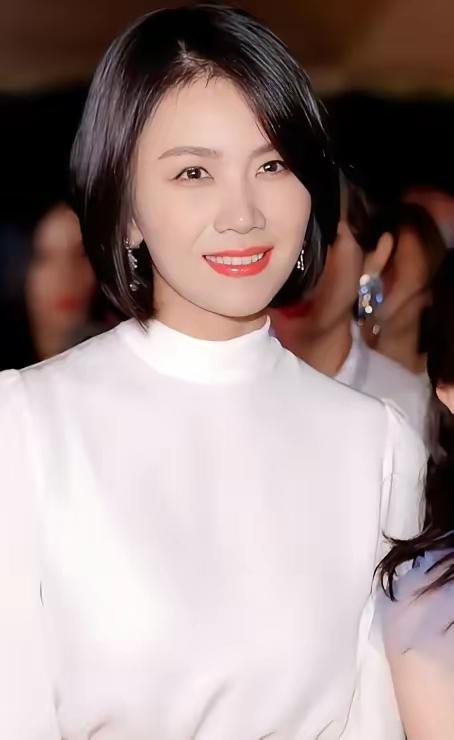 当年，曹曦文嫁给马来西亚富商，婚后生下一个女儿，但因长期异地和家族观念等矛盾，婚