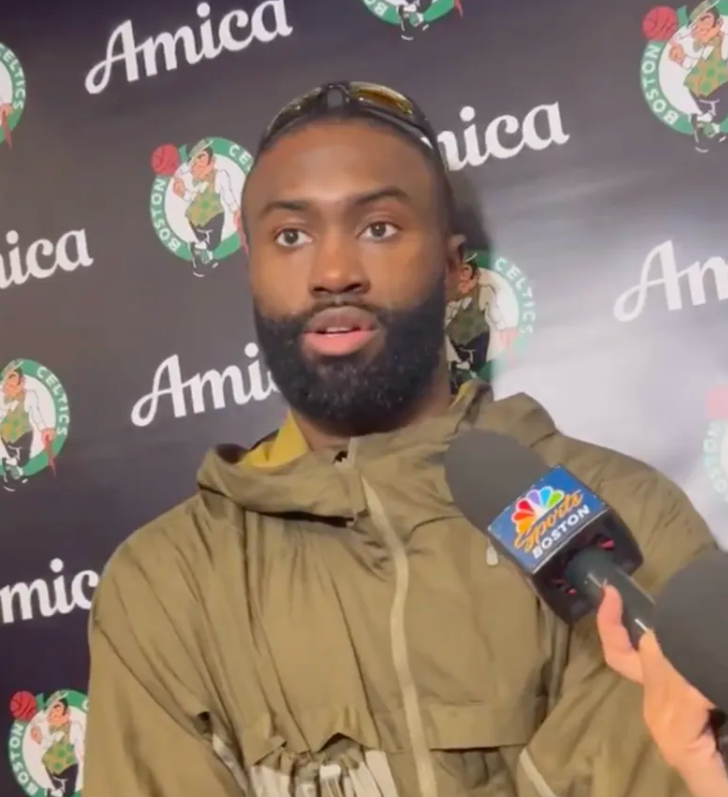 NBA杯小组赛，凯尔特人117-114击败活塞。赛后凯尔特人球员杰伦-布朗接受