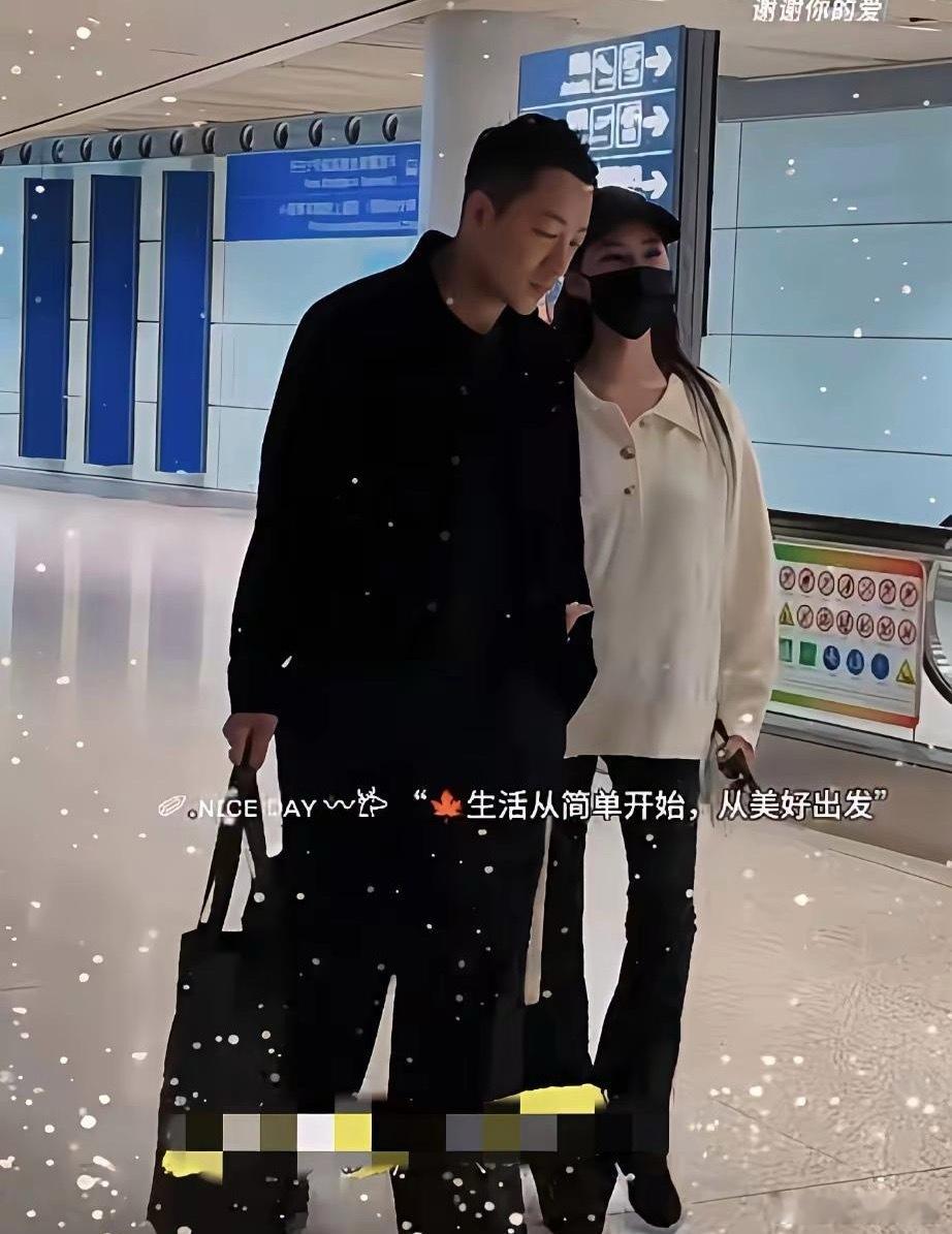 汪小菲和筱梅回京啦！筱梅全程挽着小菲的胳膊，两个人有说笑的！筱梅戴着口罩的时候，