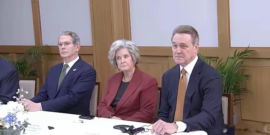 你看中间那位女士的表情，一副不服气又无可奈何的样子，当时就觉得这人连最起码的尊重