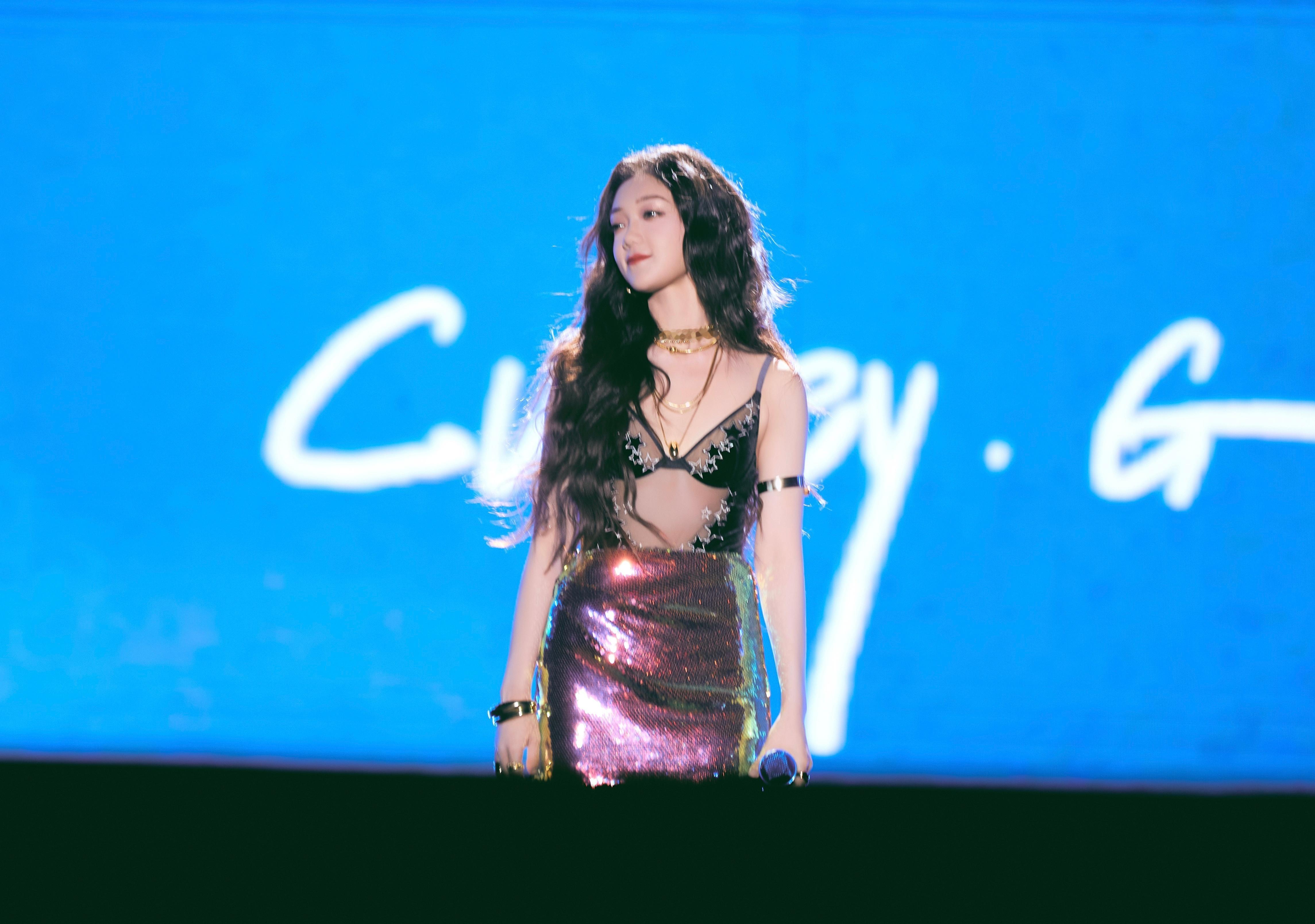 希林娜依高马年添个新装扮在复制粘贴的时代，你是手写的诗