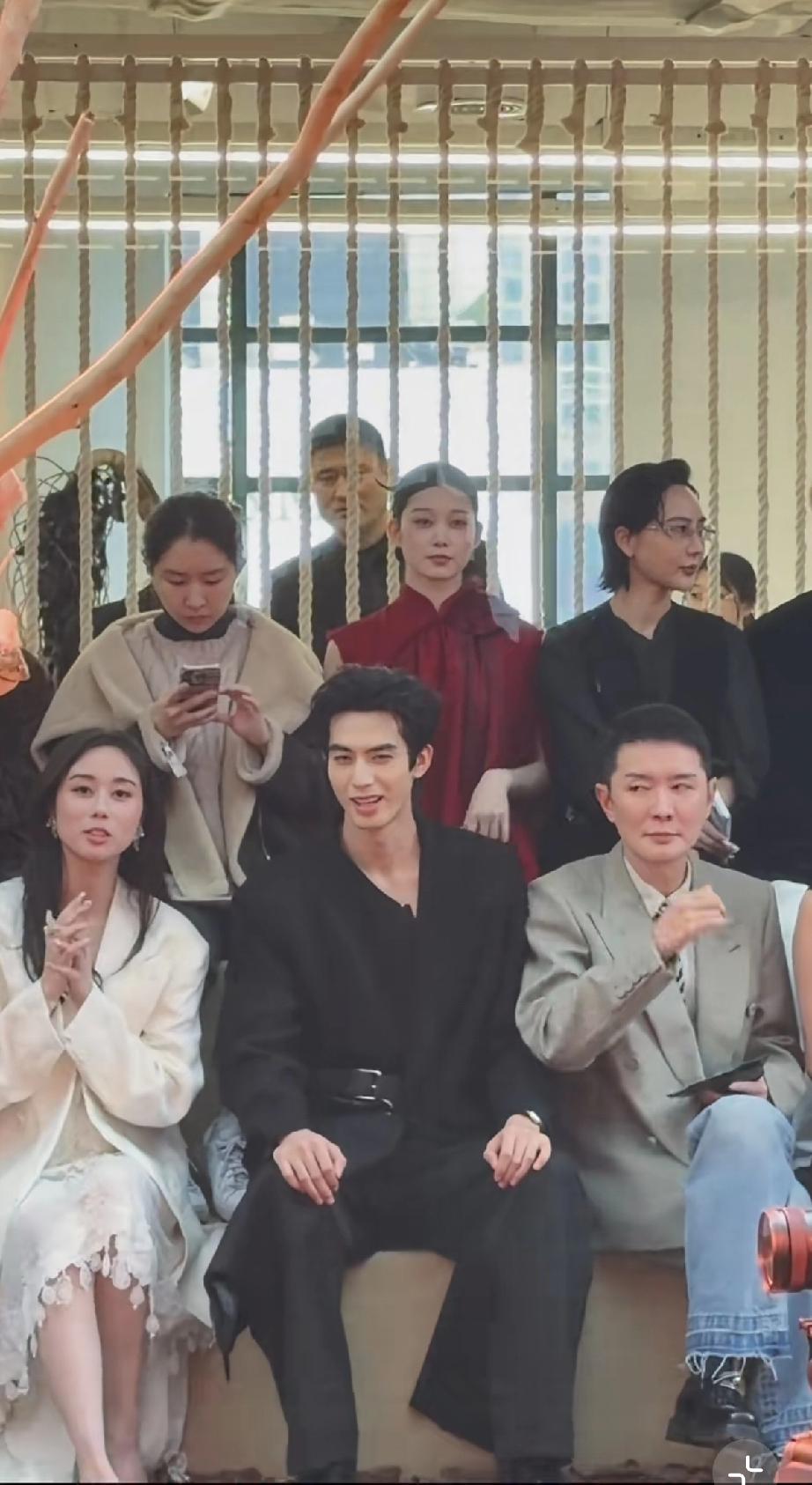 何超欣看秀只能坐在边上，中间还是大明星的位置，虽然她常常混迹娱乐圈，但始终是边缘