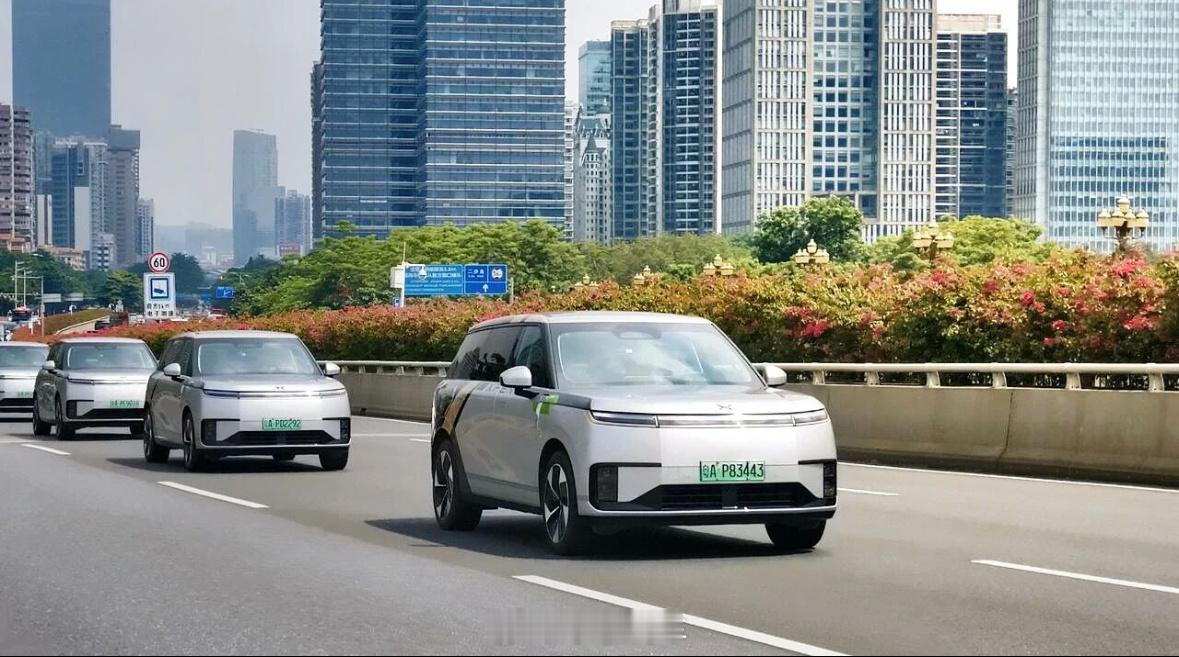 小鹏悠游YOYO正式官宣定名，自动驾驶出租车赛道又迎来新变化。不同于很多企业自己