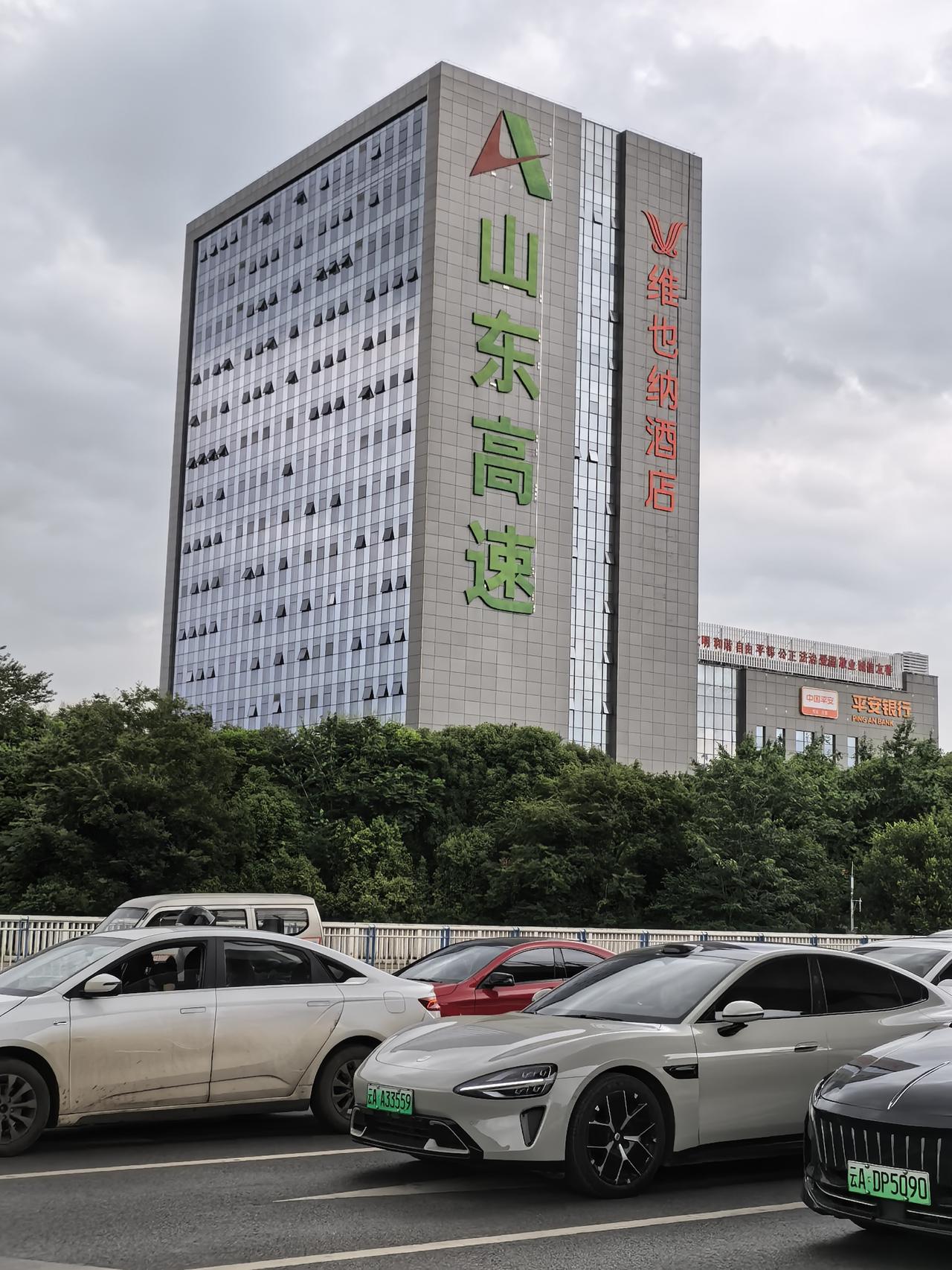 这幢大厦是位于昆明官渡区这边的彩云北路上与云秀路交叉口边上的。刚开始的时候我还以