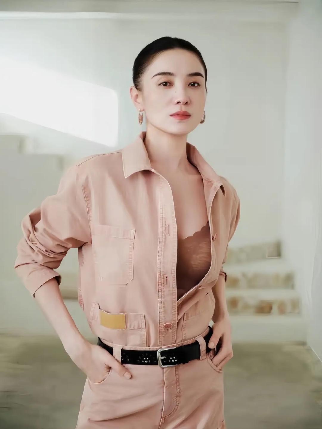 宋佳的这组美照实在太有冲击力，氛围感直接拉满。她身上没有甜腻的少女感，取而代之的是独属于自己的飒爽韵