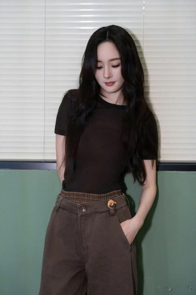 杨幂可是穿搭界的带货达人啊，她这是要引领裤子新穿法么～