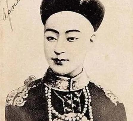 光绪帝与隆裕洞房，慈禧派了四位皇室贵妇在喜帐后面偷听，不料却听到隆裕深深叹道：“