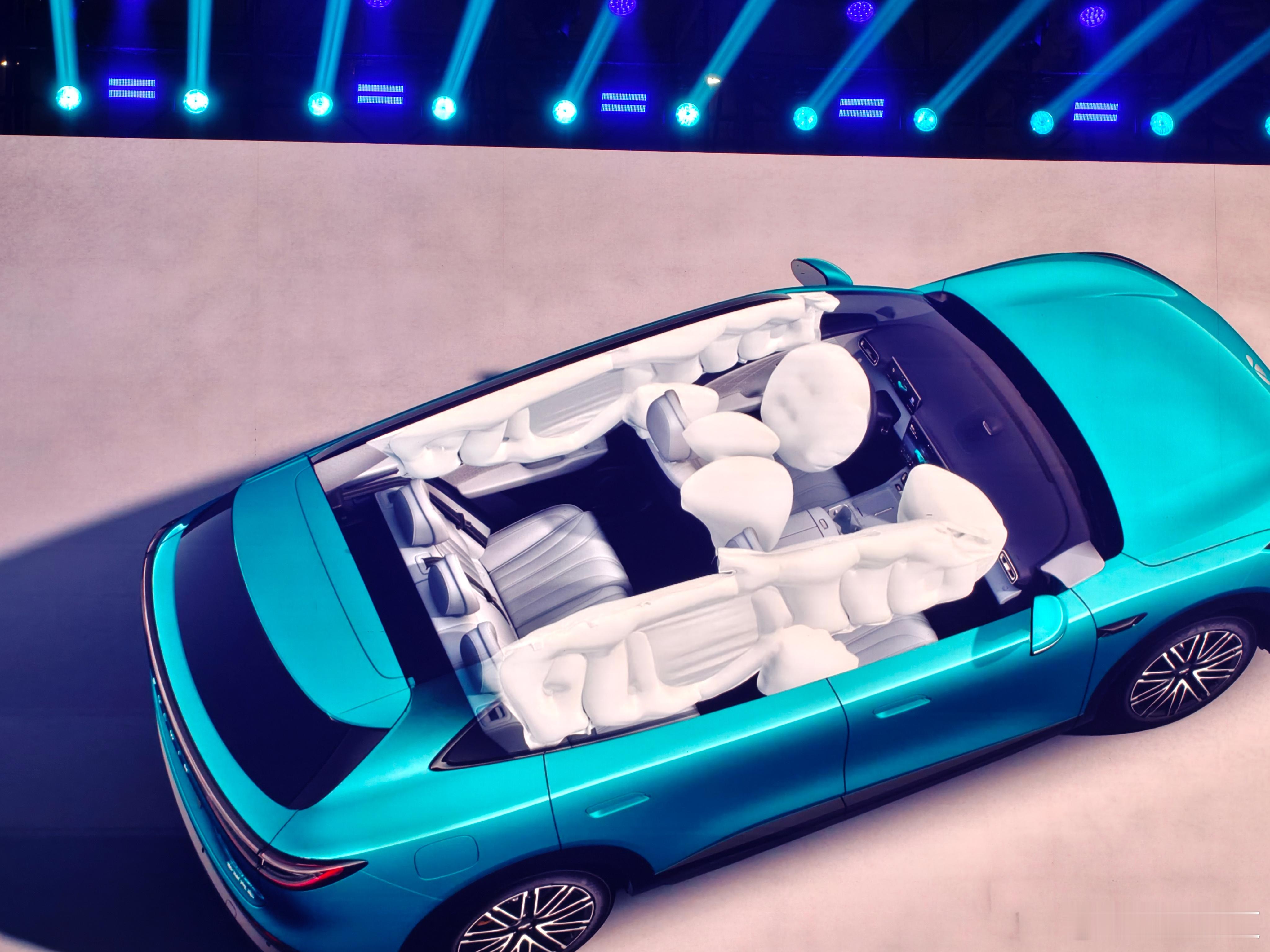 风云T9L确实很懂年轻人，六款时尚车色，前排双零重力座椅，后排有吸顶屏，全程23