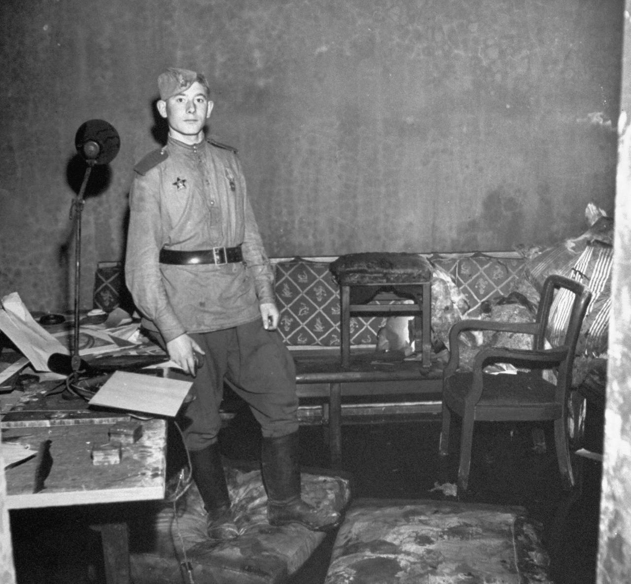 1945年，柏林，帝国总理府地堡，一名苏联红军士兵在戈培尔的房间拍照留念。他的军