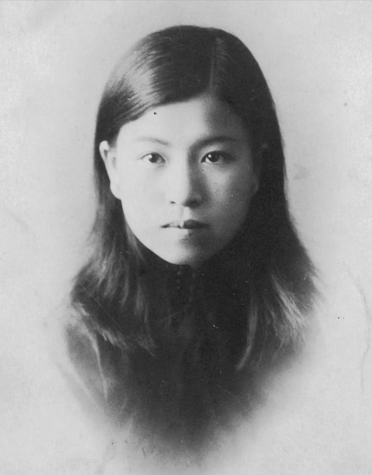 [这是谁？]这是当代史上一位大佬十七岁时的青涩照片，它是陈道明亲姑姑陈宗娥的后