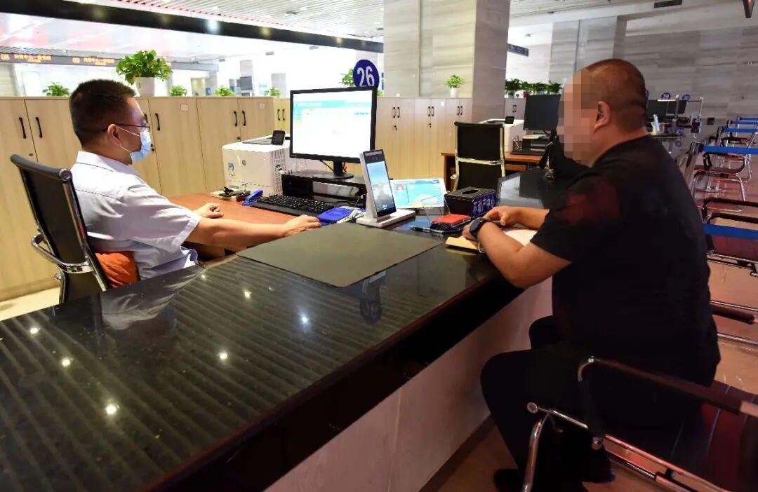 今天刷到了河南省新郑市不动产登记中心的八级职员陈某强，大家要办理跟房产相关的事情