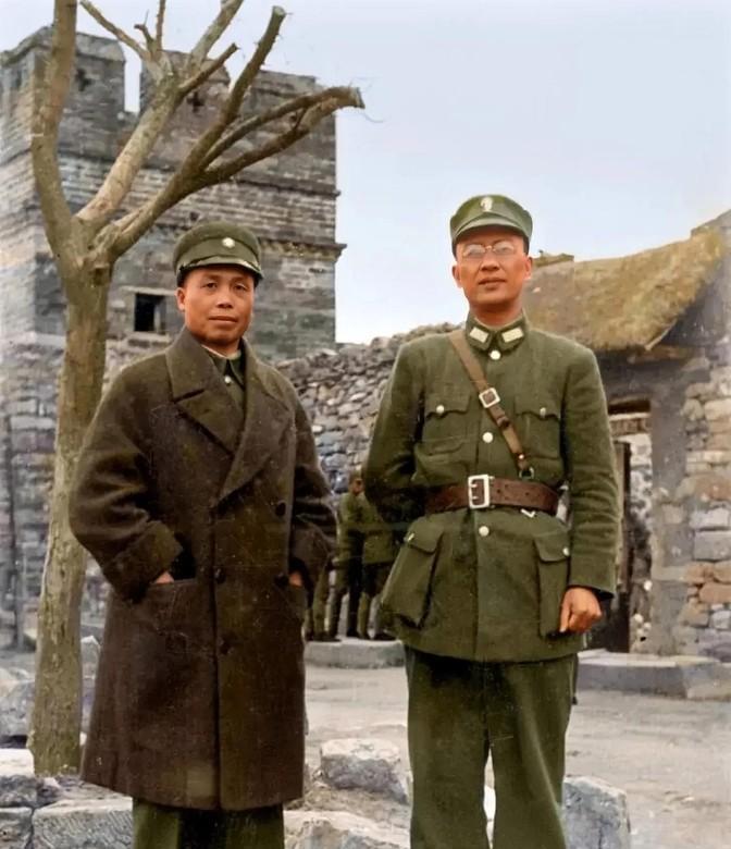 这才是李宗仁将军的真实貌相，照片中穿着一双布鞋的就是李宗仁将军，都看看吧！别再被