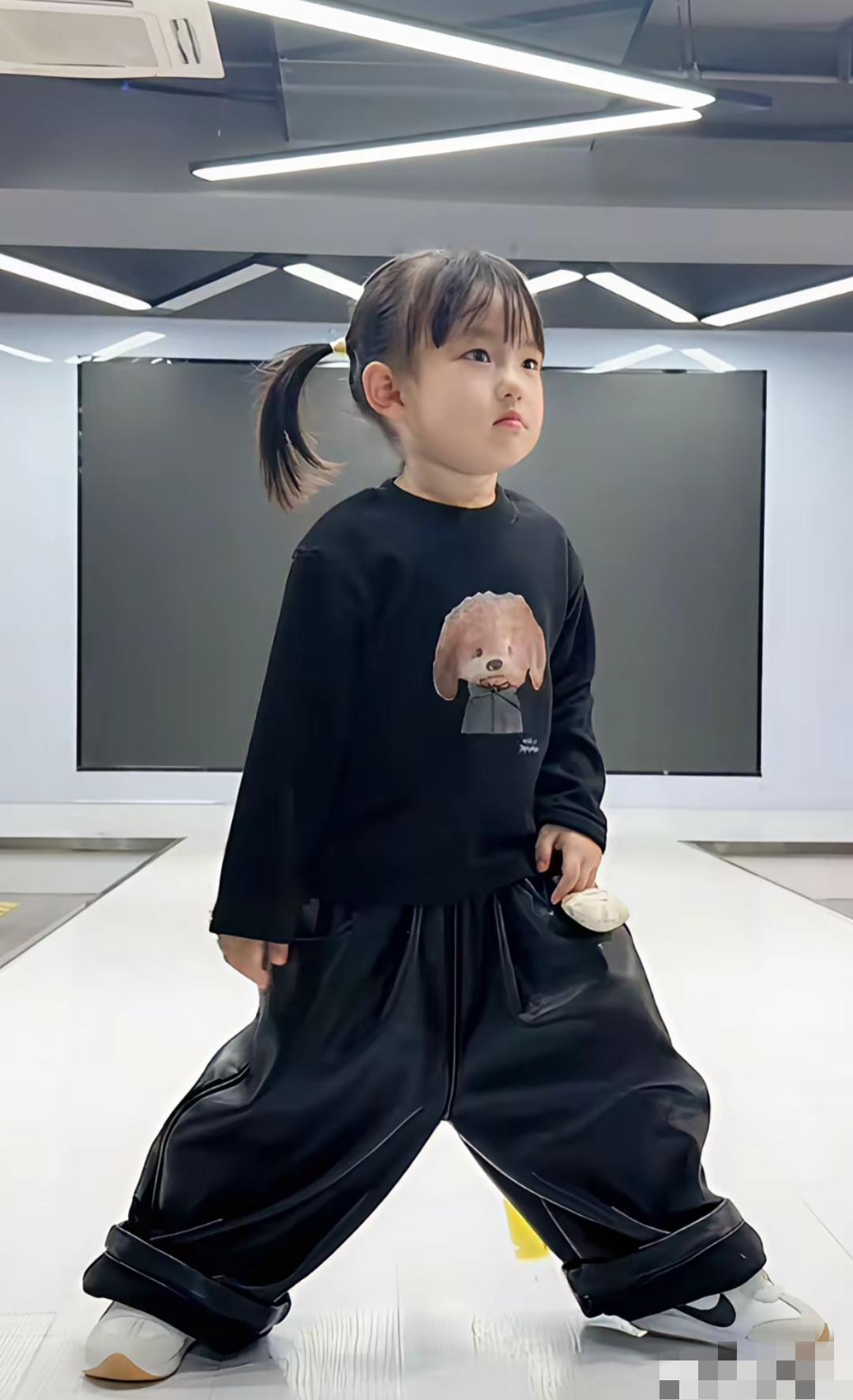 闪闪26号要去南京参加国际时装周走秀，黄一鸣老母亲接到邀请后非常激动！为了让