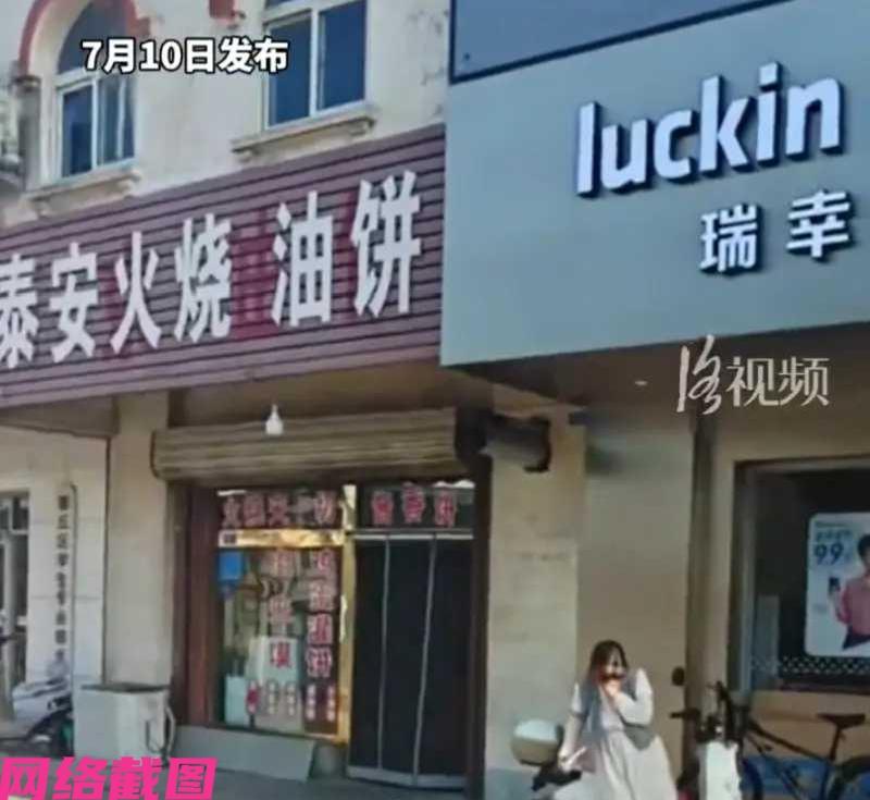 山东济南有家路边的火烧油饼店，因平时生意没有多少食客光顾，惨淡的曾一度让老板娘心