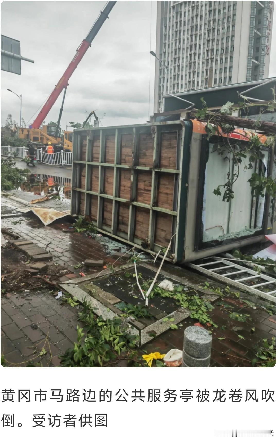 人被卷起，家被吹空：龙卷风横扫湖北黄冈的20分钟。7月6日晚八点，黄州区又遭