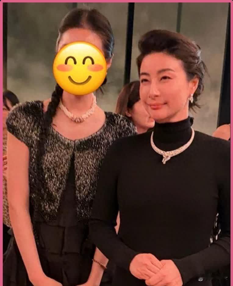 44岁的郭晶晶在卡地亚珠宝展上身穿一条高领黑色裙子，整体打扮显得非常得体。网友们纷纷表示：这才是真正