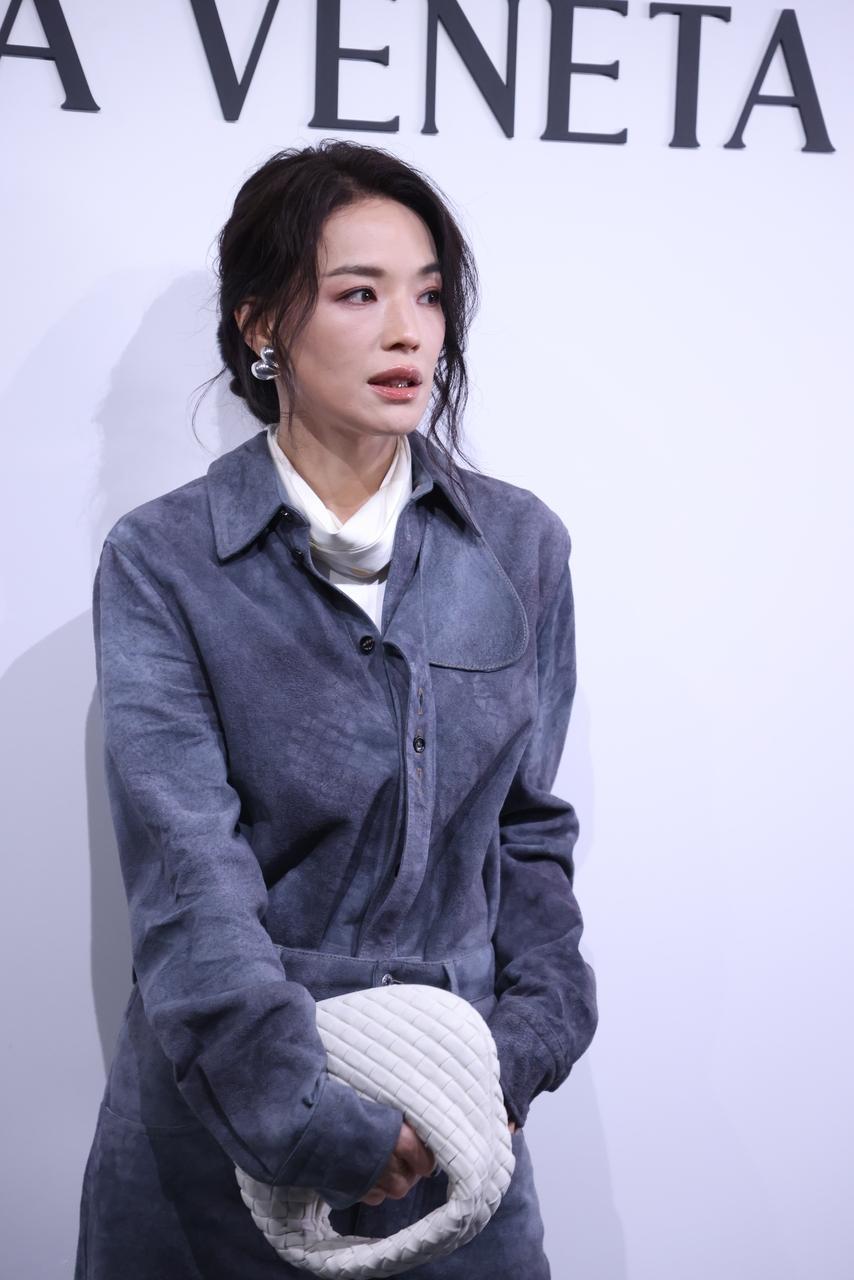 最近舒淇在上海出席时尚活动，她这回搭配了一身灰色的衣服，看上去很有高级感。舒