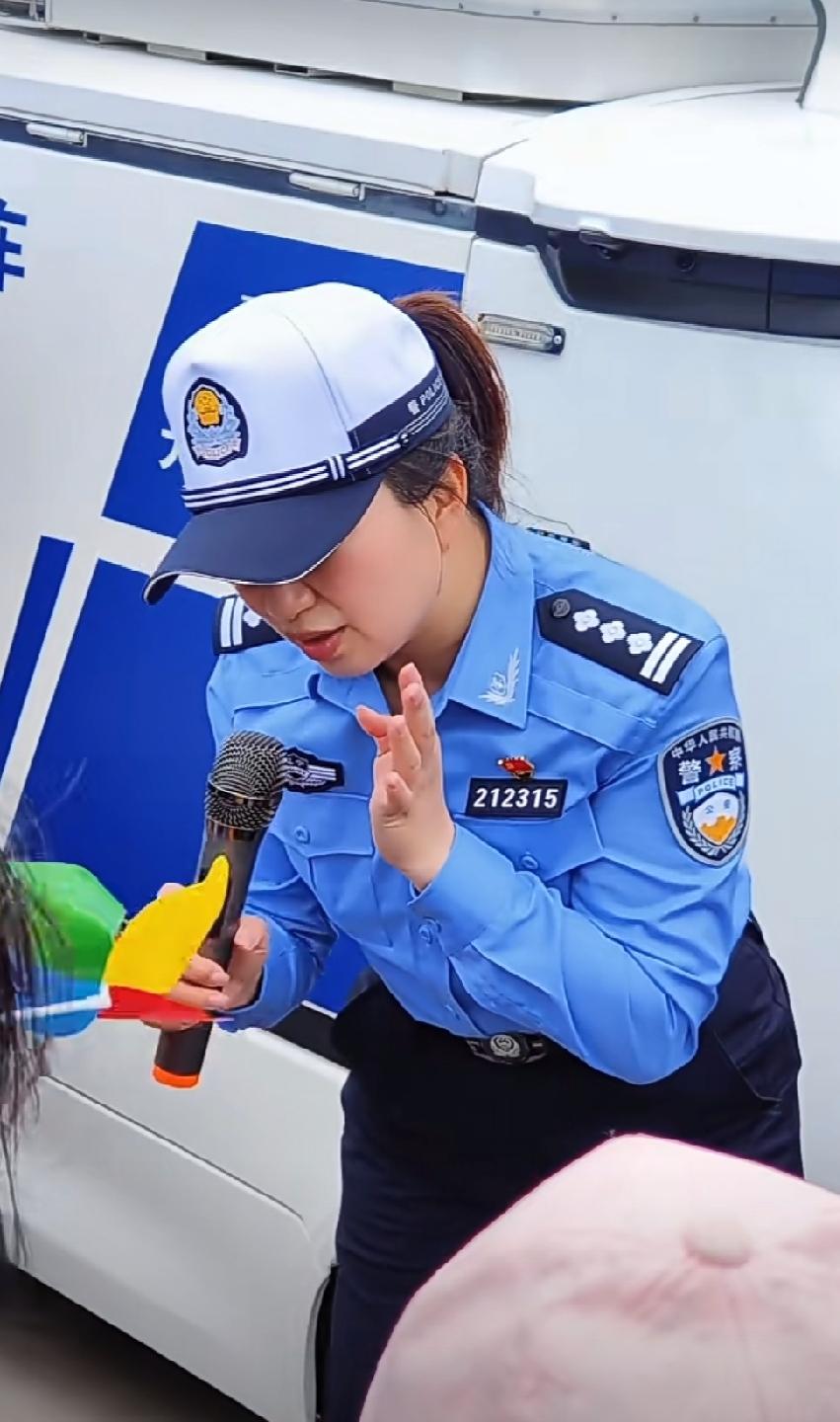 25式警服正式装备亮像了！每次警服换装大连都走在全国前列，在近期都大连市公安局警