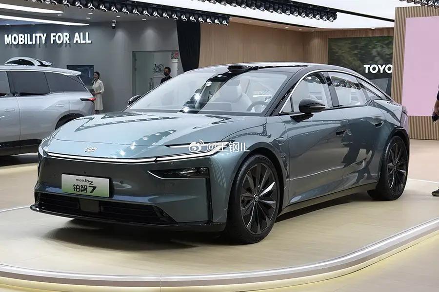 广汽丰田首款纯电中大型车，续航超600km！轴距2900mm后排能翘腿，标