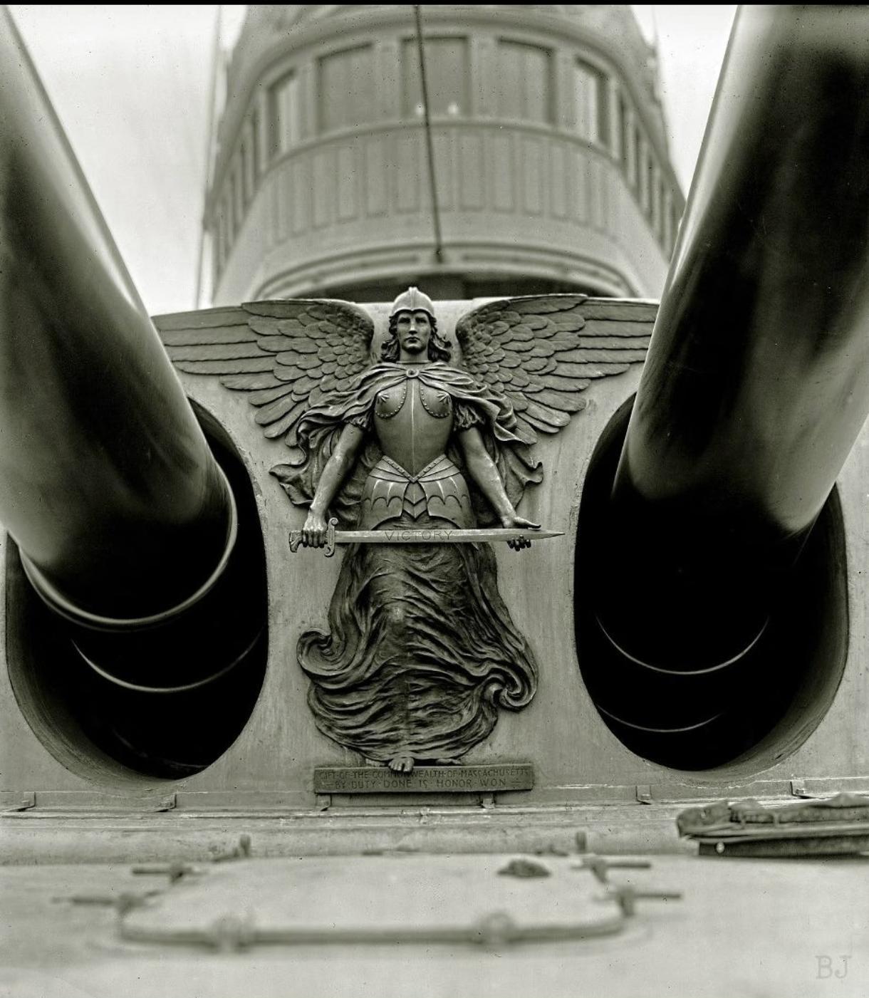 美国无畏舰的炮塔装饰——虽然实战价值为0，但审美装饰的感官极强。这些早期军舰