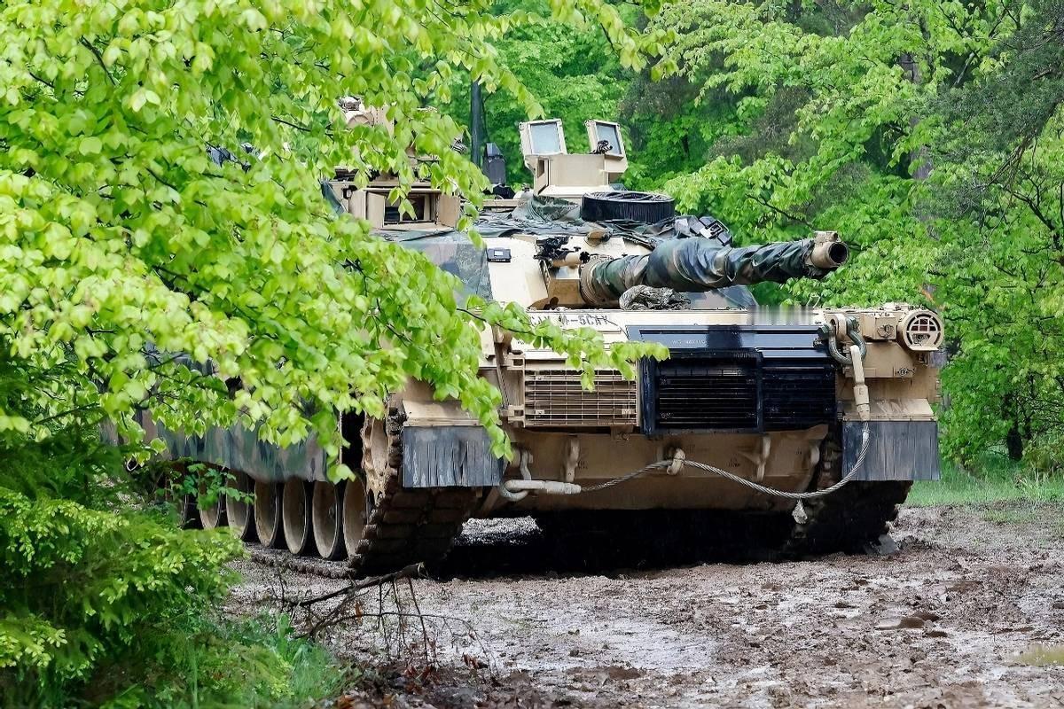 美：老弟，我看你最近挺淡定啊？我那第三批M1A2T坦克月底可就到货了，你不打算拦