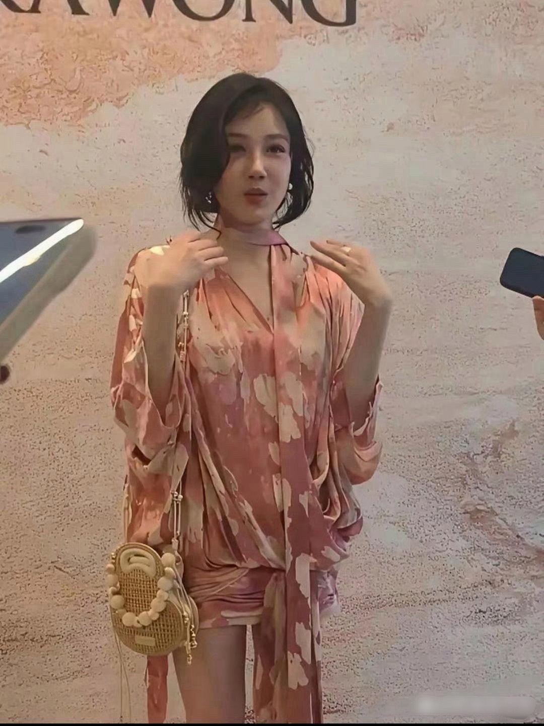 陈小纭这也太夸张了，大腿小腿几乎一样细，看起来好精致