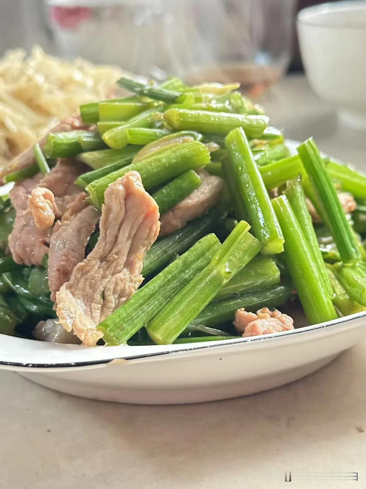 晒图笔记大赛芹菜炒肉，太香了哈，配上小酒真是绝了哈！[呲牙笑]