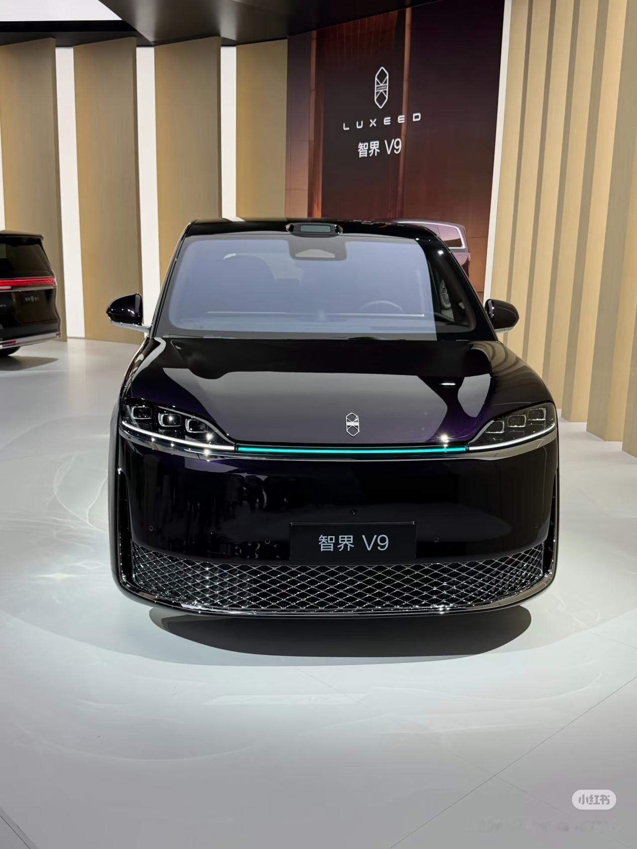 智界V9内饰实拍图，三联屏，第二排座椅能够180度旋转，可以和第三排面对对面坐，