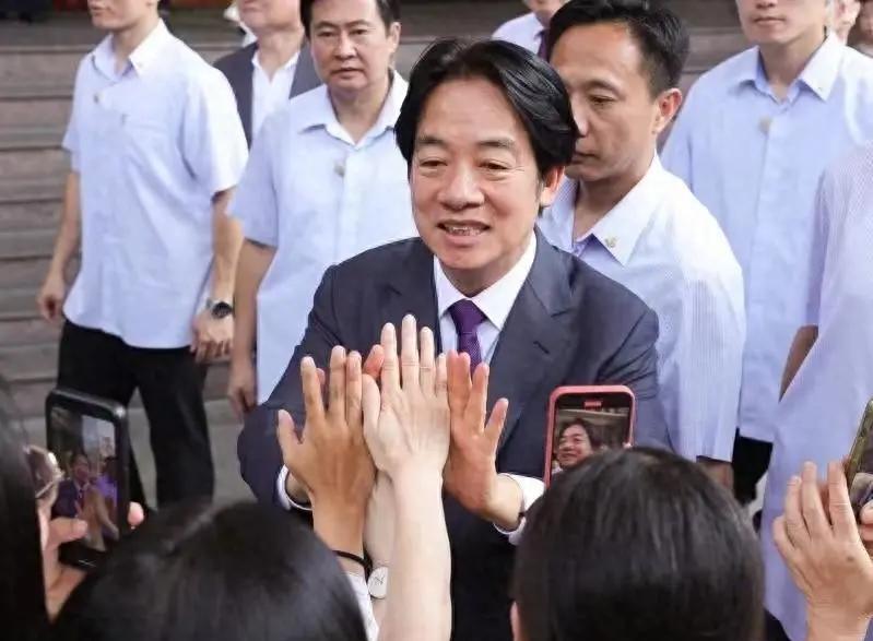 ·“滚回中国！”今年5月初，台湾“青鸟”怒斥中国大陆游客，结果被前议员谢龙介回怼