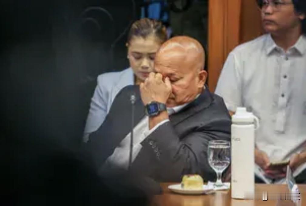 菲律宾参议院正在审议针对参议员罗纳德·德拉罗萨可能采取的行动，因其长期缺席国会会