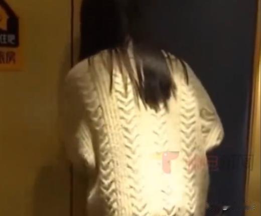 贵州，一女子在诊室里接受治疗，当时正脱裤检查，身体也是光溜溜的，一陌生男子直接