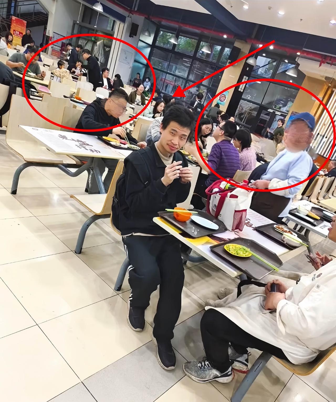 朋友的侄儿在北大读书他碰巧在校园偶遇过几次韦神他跟我说，网友太大惊小怪了，现