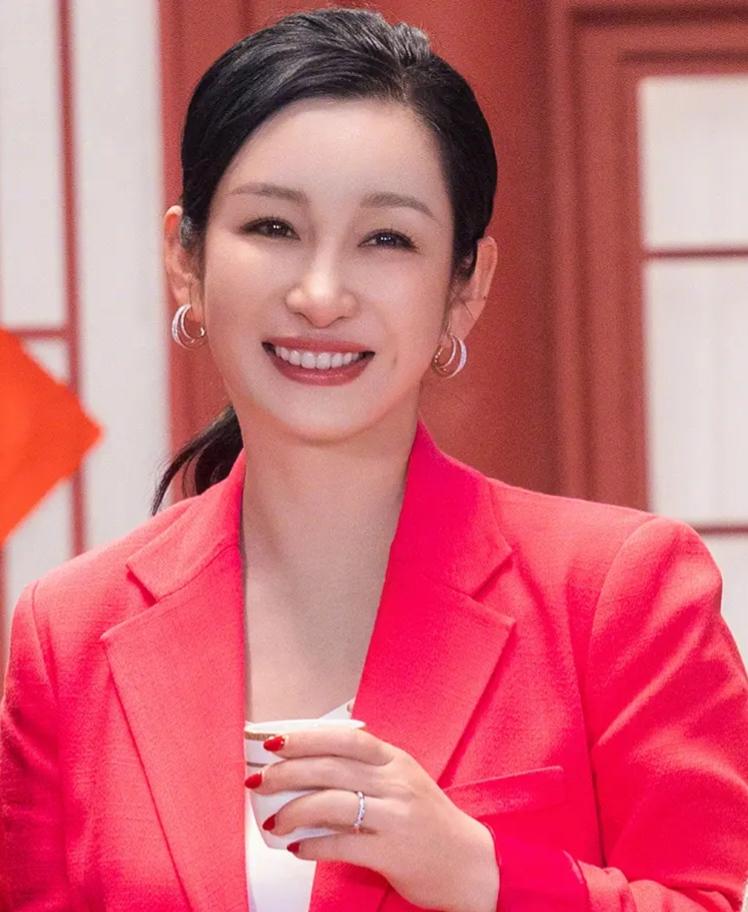 秦海璐的儿子本来很乖，不哭不闹的，不料秦海璐每次拍戏回家一抱儿子，儿子就一直哭个