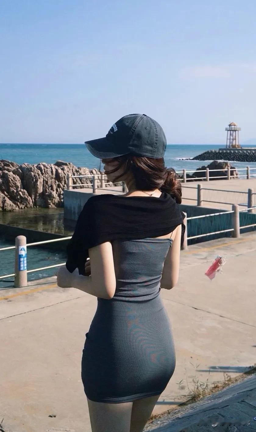 她在浪尖起舞，每一步都是青春的注脚无需滤镜，自然勾勒曲线海天之间，
