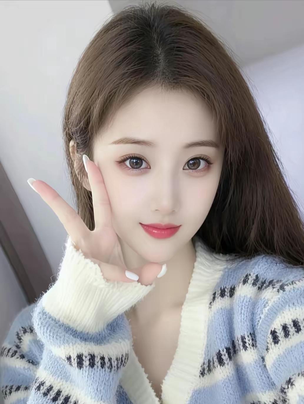 早晨挤地铁的时候，突然一阵天旋地转，赶紧扶住旁边的扶手才勉强站稳。同行的医生朋友